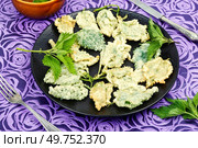 Breaded nettle leaves or battered nettle. Hot spring greens appetizer. Breaded young nettle. Стоковое фото, агентство Ingram Publishing / Фотобанк Лори