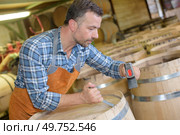 wood barrels production cooper using hammer and tools in workshop. Стоковое фото, агентство Ingram Publishing / Фотобанк Лори
