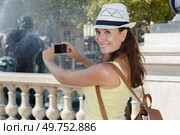 young female tourist taking photos outdoors. Стоковое фото, агентство Ingram Publishing / Фотобанк Лори