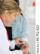 doctor putting cotton swab on the injected area. Стоковое фото, агентство Ingram Publishing / Фотобанк Лори