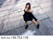 Top view of a caucasian beauty female glamorous dancer performing looking up on the street. Glamorous dancer performing looking up on the street. Стоковое фото, агентство Ingram Publishing / Фотобанк Лори
