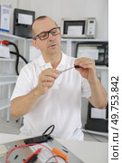 middle age technician fixing device. Стоковое фото, агентство Ingram Publishing / Фотобанк Лори