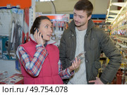 hardware store assistant asking hq for client specific inquiry. Стоковое фото, агентство Ingram Publishing / Фотобанк Лори