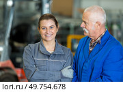 smily supervisor with foreman pointing. Стоковое фото, агентство Ingram Publishing / Фотобанк Лори