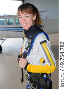 woman about to jump by parachute. Стоковое фото, агентство Ingram Publishing / Фотобанк Лори