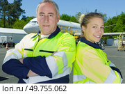engineers and technicians next to an airplane. Стоковое фото, агентство Ingram Publishing / Фотобанк Лори