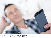 handsome man listens to music in his ipod. Стоковое фото, агентство Ingram Publishing / Фотобанк Лори