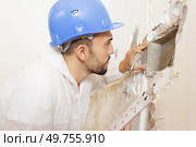 plasterer inspecting the wall damage. Стоковое фото, агентство Ingram Publishing / Фотобанк Лори
