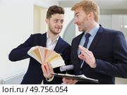 interior designer and client picking the perfect shade. Стоковое фото, агентство Ingram Publishing / Фотобанк Лори