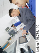 apprentice checking photocopier. Стоковое фото, агентство Ingram Publishing / Фотобанк Лори