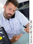 close-up of client at professional computer service. Стоковое фото, агентство Ingram Publishing / Фотобанк Лори
