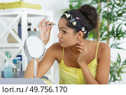 woman plucking eyebrows depilating with tweezers. Стоковое фото, агентство Ingram Publishing / Фотобанк Лори