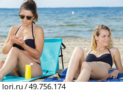 attractive woman with healthy skin applying suncream. Стоковое фото, агентство Ingram Publishing / Фотобанк Лори
