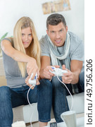 a couple playing video games. Стоковое фото, агентство Ingram Publishing / Фотобанк Лори