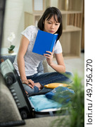 woman reads book before travelling. Стоковое фото, агентство Ingram Publishing / Фотобанк Лори