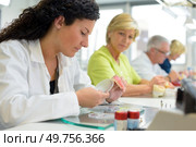 dental technician working with tooth dentures at prosthesis laboratory. Стоковое фото, агентство Ingram Publishing / Фотобанк Лори