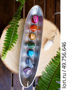 seven chakras stones over wooden background, energy healing concept. seven chakras stones, energy healing concept. Стоковое фото, агентство Ingram Publishing / Фотобанк Лори