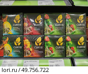 Novosibirsk, Russia, June 10, 2025 - An assortment of different types of Curtis leaf tea on the supermarket shelf. Редакционное фото, фотограф Светлана Леуто / Фотобанк Лори