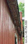 Raindrops are dripping from the eaves of the roof. Slow motion. Стоковое видео, видеограф Ярославский Максим / Фотобанк Лори
