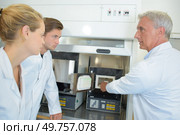 a scientist with junior apprentices. Стоковое фото, агентство Ingram Publishing / Фотобанк Лори