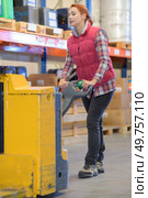 a warehouse manager pushing trolley. Стоковое фото, агентство Ingram Publishing / Фотобанк Лори