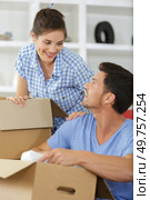 young couple packing boxes for moving to a new home. Стоковое фото, агентство Ingram Publishing / Фотобанк Лори