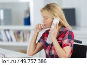 woman calling on the cellular phone. Стоковое фото, агентство Ingram Publishing / Фотобанк Лори