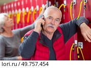 portrait of smiling mature man talking on phone. Стоковое фото, агентство Ingram Publishing / Фотобанк Лори