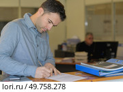 man filling up form. Стоковое фото, агентство Ingram Publishing / Фотобанк Лори