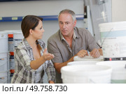 woman selling in a warehouse. Стоковое фото, агентство Ingram Publishing / Фотобанк Лори