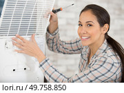 female air conditioning enginner is happy at work. Стоковое фото, агентство Ingram Publishing / Фотобанк Лори