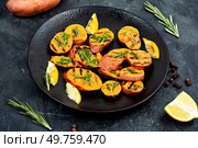 Tasty grilled sweet potato or yam pieces with olive oil and greens.. Roasted sweet potatoes on the grill. Стоковое фото, агентство Ingram Publishing / Фотобанк Лори