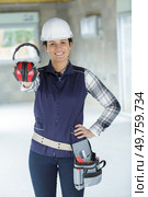 woman contractor offering noise cancelling headphones. Стоковое фото, агентство Ingram Publishing / Фотобанк Лори