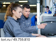 woman training to become a mechanic in auto repair shop. Стоковое фото, агентство Ingram Publishing / Фотобанк Лори