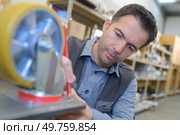 Man drawing around wheel with pencil. Стоковое фото, агентство Ingram Publishing / Фотобанк Лори