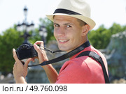 portrait of a man with dslr camera. Стоковое фото, агентство Ingram Publishing / Фотобанк Лори