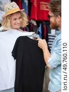 a couple shopping on vacation. Стоковое фото, агентство Ingram Publishing / Фотобанк Лори