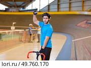 a triumphant cyclist in the velodrome. Стоковое фото, агентство Ingram Publishing / Фотобанк Лори