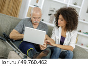 injured old man using laptop. Стоковое фото, агентство Ingram Publishing / Фотобанк Лори