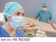 removing air from the syringe. Стоковое фото, агентство Ingram Publishing / Фотобанк Лори