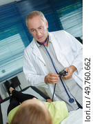 a doctor checking the patient. Стоковое фото, агентство Ingram Publishing / Фотобанк Лори