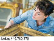 female customer buying a frame in atelier. Стоковое фото, агентство Ingram Publishing / Фотобанк Лори