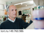 a cobbler is at work. Стоковое фото, агентство Ingram Publishing / Фотобанк Лори