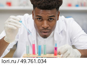 young chemist at work mixing liquids in lab. Стоковое фото, агентство Ingram Publishing / Фотобанк Лори