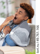 man siting on sofa and yawning. Стоковое фото, агентство Ingram Publishing / Фотобанк Лори