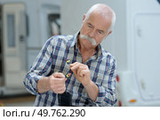senior man fixing a campervan. Стоковое фото, агентство Ingram Publishing / Фотобанк Лори