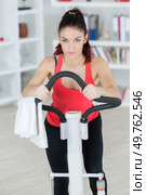teenager girl exercising on stepper trainer. Стоковое фото, агентство Ingram Publishing / Фотобанк Лори