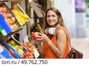 Latin beauty woman shopping fresh fruits and vegetables at organic food market. Woman shopping fresh fruits and vegetables at organic food market. Стоковое фото, агентство Ingram Publishing / Фотобанк Лори