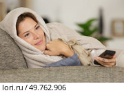 a happy woman switching tv channels. Стоковое фото, агентство Ingram Publishing / Фотобанк Лори