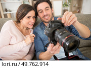 couple reviewing photos on a camera screen. Стоковое фото, агентство Ingram Publishing / Фотобанк Лори